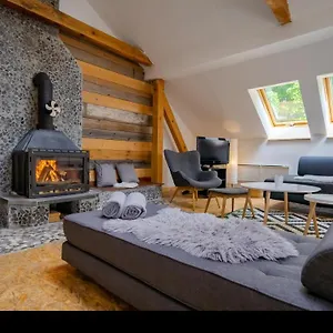  Apartman Ernestova Hisa